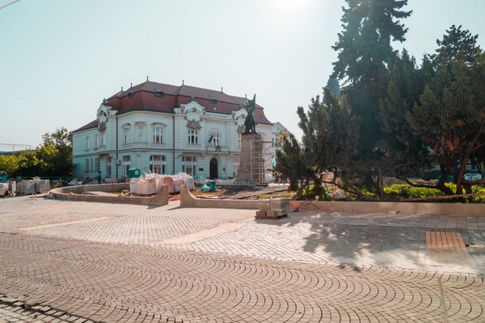 Ilustračný obrázok k článku Práce na trnavskom Námestí SNP sa blížia ku koncu: Hotové bude v novembri