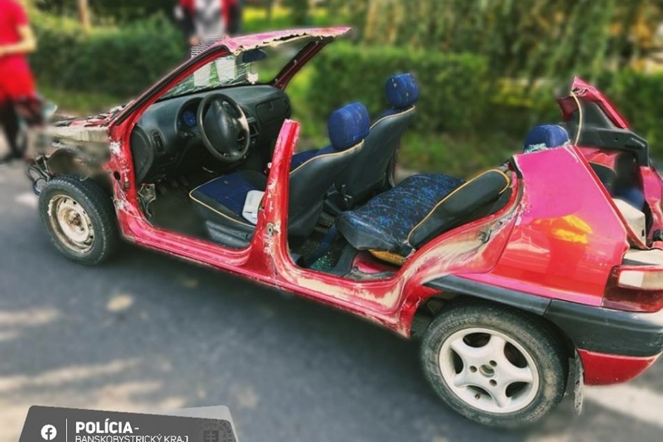 Ilustračný obrázok k článku Policajti sa nestačili ČUDOVAŤ: Mestom uháňal KURIÓZNY kabriolet bez ŠPZ, FOTO