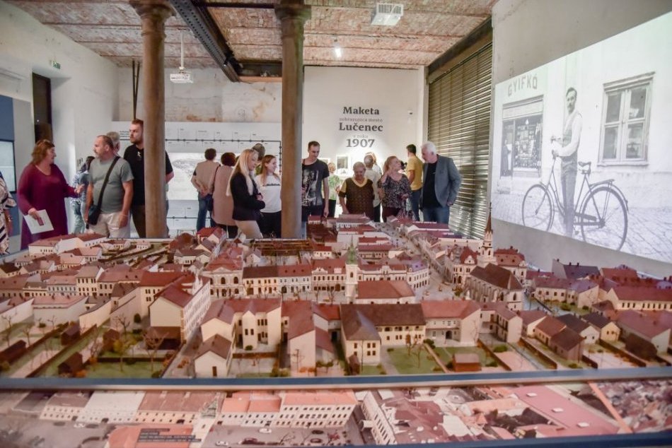 Ilustračný obrázok k článku Lučenec sa môže pochváliť RARITOU: Láka MAKETOU historického centra, FOTO
