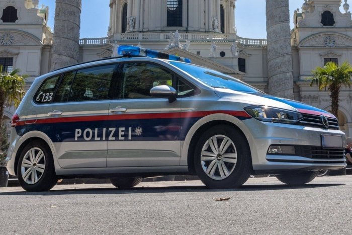 Ilustračný obrázok k článku Slovák podozrivý z VRAŽDY sa zabarikádoval v rakúskej obci! ZRANIL policajta, mal pri sebe VÝBUŠNINY