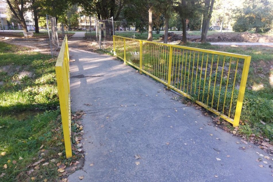 Ilustračný obrázok k článku Cez lávku spájajúcu Levočskú a Clementisovu sa NEDOSTANEME: Musia ju uzavrieť, FOTO