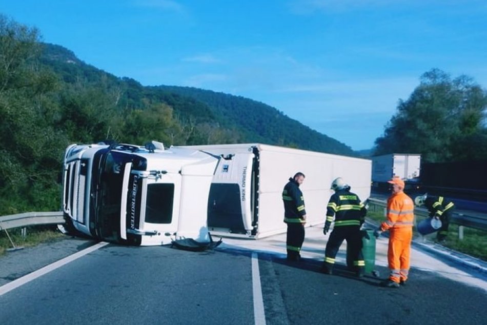 Ilustračný obrázok k článku Na diaľnici R1 HAVAROVAL kamión: Cestu UZAVRELI, kadiaľ vedie OBCHÁDZKA?