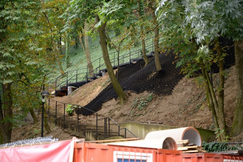 Ilustračný obrázok k článku Nové chodníky aj výhľady na Nitru: Práce na hradnom kopci finišujú, FOTO