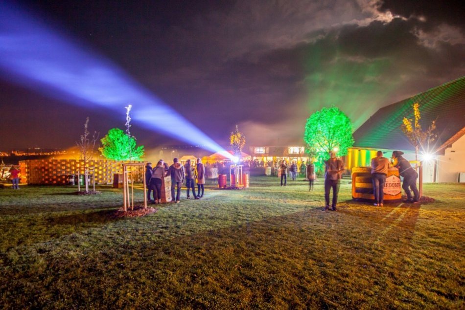 Ilustračný obrázok k článku Tajomná NOC pod Smolenickým zámkom: Blíži sa festival MEDOKVAS