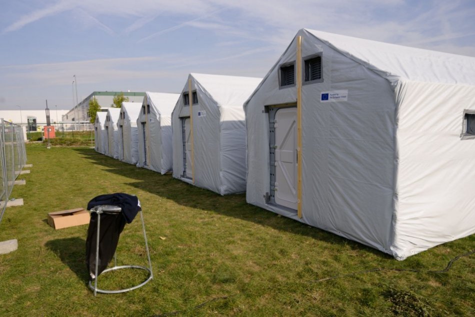 Ilustračný obrázok k článku Migrantov chcú presunúť mimo mesto: V priemyselnom parku im postavili dočasné prístrešky