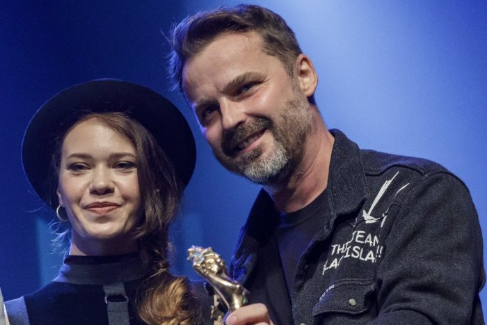 Ilustračný obrázok k článku Príbeh ako z FILMU: Čašníčku Viki spojil s Petrom Bičom vytetovaný husľový kľúč