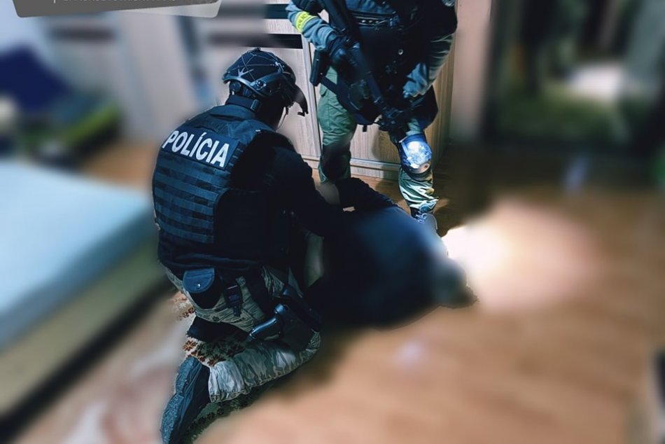 Ilustračný obrázok k článku HRÔZA v rodinnom dome: Muž STRIEĽAL na vlastnú manželku, ulicu UZAVRELI, FOTO