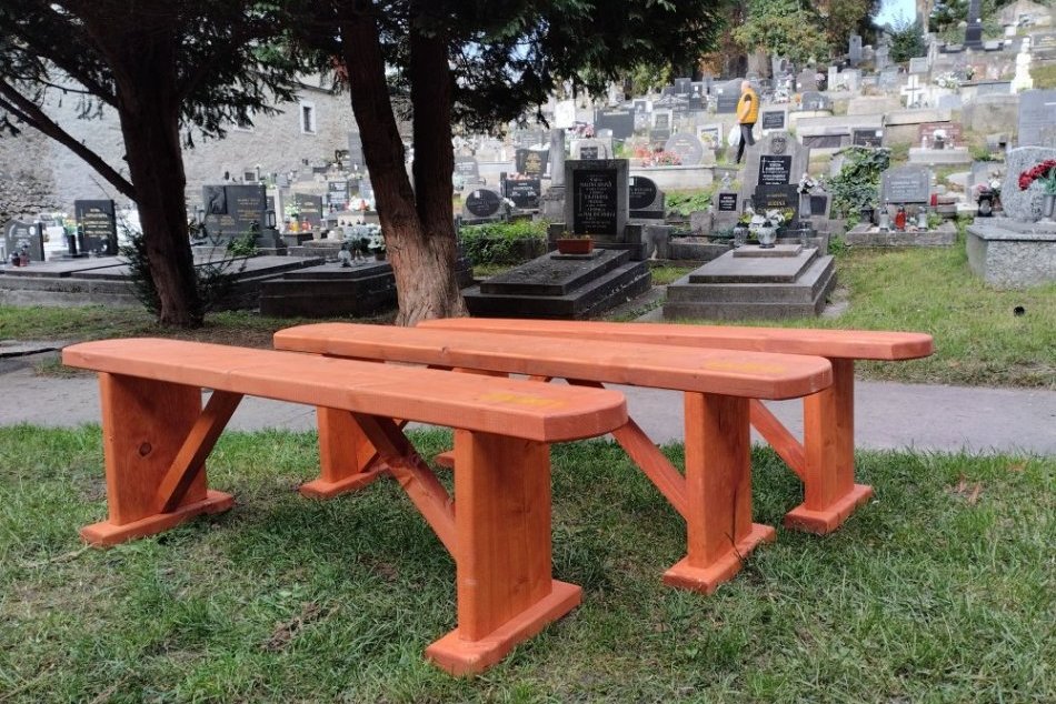 Ilustračný obrázok k článku Nová SLUŽBA na bystrickom cintoríne: Požičať si môžete lavičky na sedenie, FOTO
