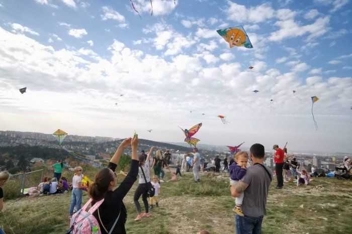 Ilustračný obrázok k článku Stovky farebných šarkanov zaplnia nebo nad Kalváriou: Nitra ožije obľúbenou ŠARKANIÁDOU