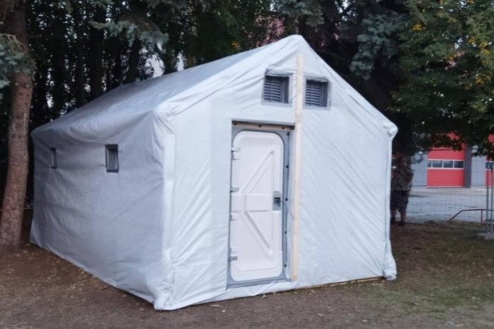 Ilustračný obrázok k článku V Nových Zámkoch postavili núdzový domček pre migrantov: Určený je pre matky s deťmi