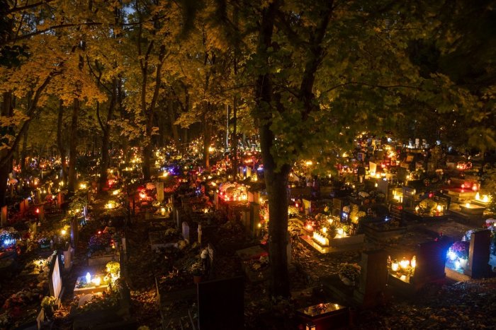 Ilustračný obrázok k článku Kňazov status k Dušičkám vyvolal na internete búrku: TIETO sviečky nie sú vhodné na hroby!