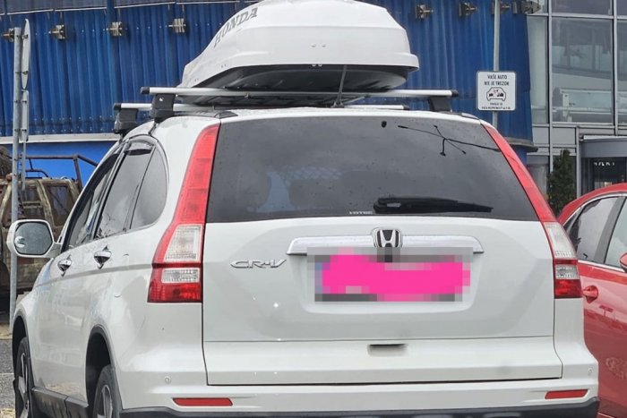 Ilustračný obrázok k článku Internet baví FOTO auta pred košickým nákupným centrom: Ľudská vynaliezavosť nepozná hraníc!