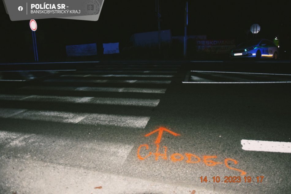 Ilustračný obrázok k článku Vodič zrazil CHODCA priamo na priechode: ZRANENÉHO muža previezli do nemocnice, FOTO