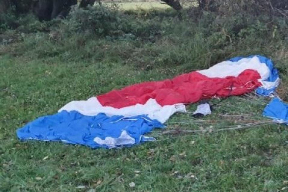 Ilustračný obrázok k článku HOROR na letisku! Parašutista NEPREŽIL pád pri zoskoku padákom