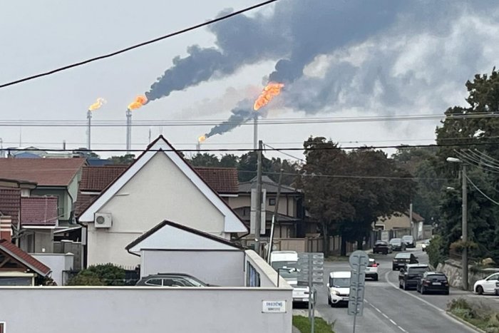 Ilustračný obrázok k článku Bratislavčanov VYSTRAŠIL hustý dym a hluk zo Slovnaftu: V rafinérii je MIMORIADNY stav!