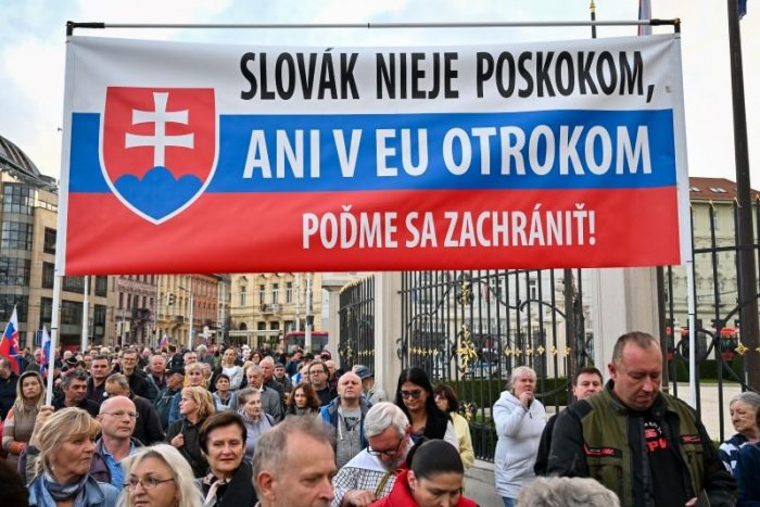 Ilustračný obrázok k článku Stovky ľudí pred Prezidentským palácom vyzvali prezidentku na menovanie Huliaka