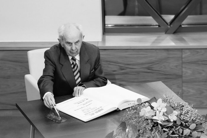 Ilustračný obrázok k článku Bystričanov zasiahla SMUTNÁ správa: Zomrel známy rodák spod Urpína, astronóm a spisovateľ