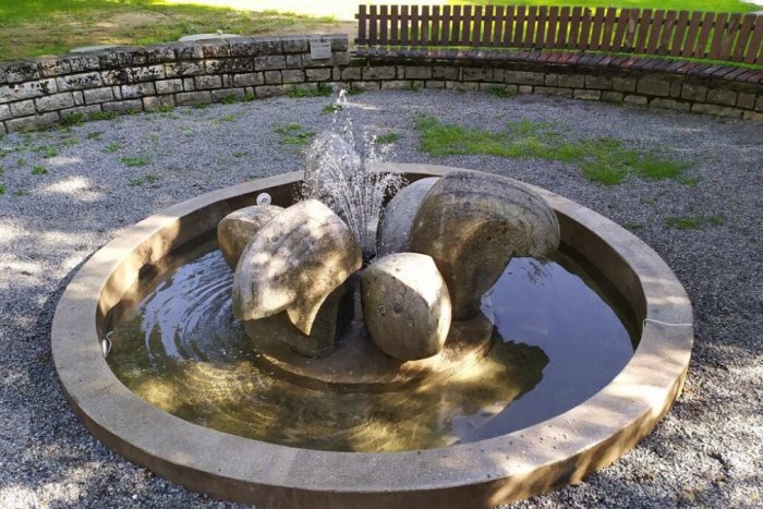 Ilustračný obrázok k článku Sú tam ešte zo socializmu: Celé roky nefunkčné fontány v Bardejovských kúpeľoch vynovili