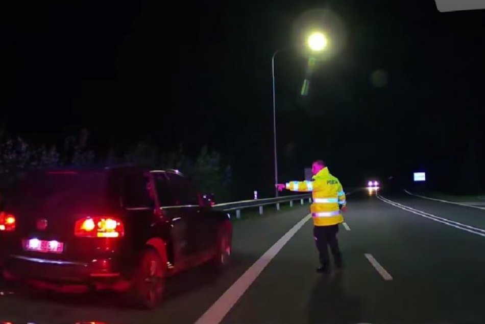 Ilustračný obrázok k článku DRAMATICKÉ zábery z prenasledovania auta s migrantami: Vo vozidle ich bolo PÄTNÁSŤ!