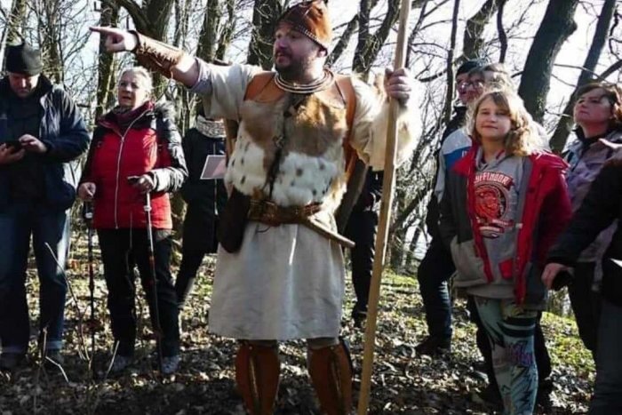 Ilustračný obrázok k článku Vydajte sa pravekou cestou na Zoborské hradisko: Čaká vás aj prehliadka so sprievodcom