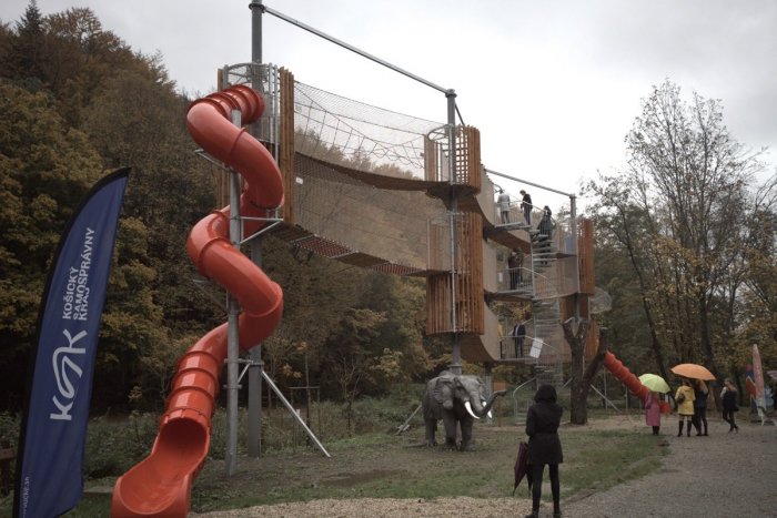 Ilustračný obrázok k článku Zabaviť sa môžu deti aj dospelí. Na Alpinke je nová atrakcia, 3D bludisko! FOTO