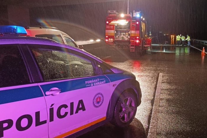 Ilustračný obrázok k článku Záhadná SMRŤ na diaľnici: Muž ležal uprostred cesty iba v SLIPOCH, zrazilo ho niekoľko áut