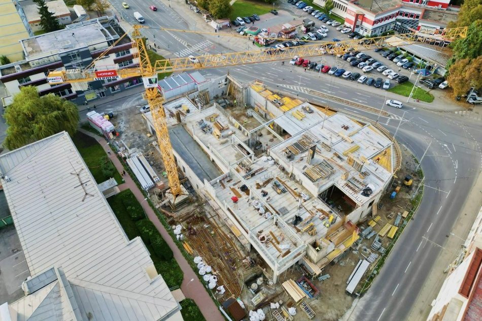 Ilustračný obrázok k článku Bystrický STRAŠIAK sa mení na PARKOVACÍ dom: Priebeh prác zaujímal aj primátora, FOTO