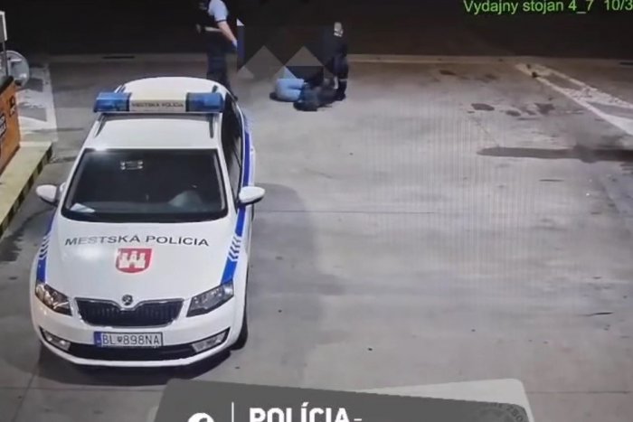 Ilustračný obrázok k článku Žena vyvádzala ako zmyslov ZBAVENÁ: Mlátila mužov, policajtovi sa vyhrážala ZABITÍM!