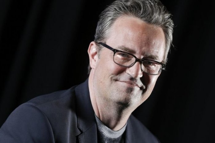 Ilustračný obrázok k článku Chandler zo seriálu Priatelia je mŕtvy: Zomrel herec Matthew Perry († 54)