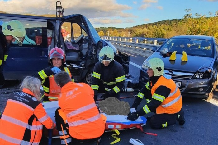 Ilustračný obrázok k článku Vážna nehoda na R1: Ťažko zranenú ženu odvážal vrtuľník do nemocnice