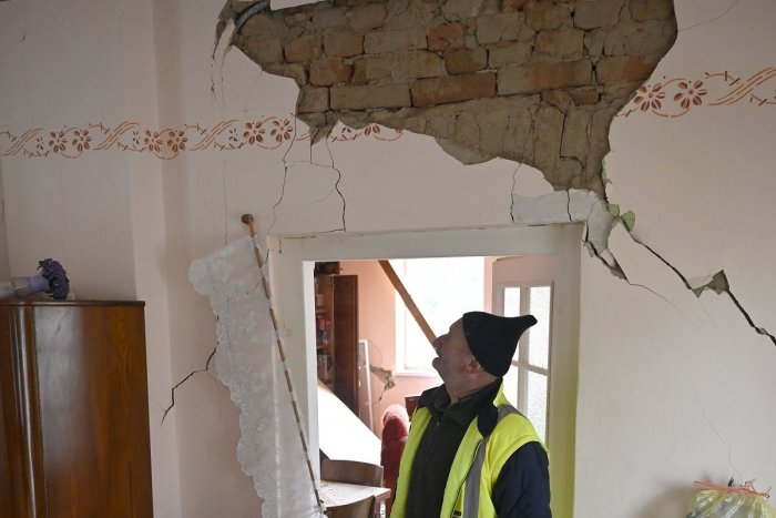 Ilustračný obrázok k článku Podvodníci zarábajú na zemetrasení: Vydávajú sa za statikov a ľudí oberajú o peniaze