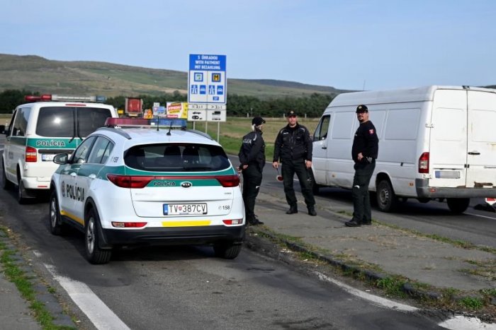 Ilustračný obrázok k článku Premiér a minister vnútra avizujú nasadenie MASÍVNEJ SILY na hranici s Maďarskom