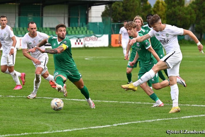 Ilustračný obrázok k článku Futbalisti znížili stratu na prvé miesto: Tatran vyhral a Komárno prvýkrát prehralo