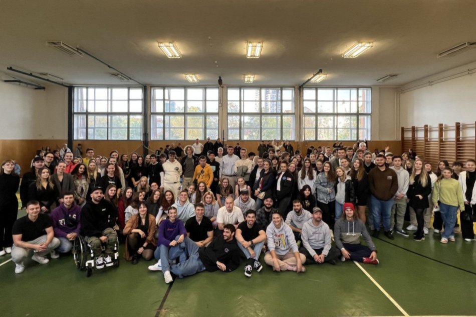 Ilustračný obrázok k článku ZNÁMI INFLUENCERI A MLADÍ ĽUDIA HOVORIA ŠTUDENTOM, ABY NEFAJČILI. ALE INAK. H3KNISA - deň bez vyučovania na stredných školách