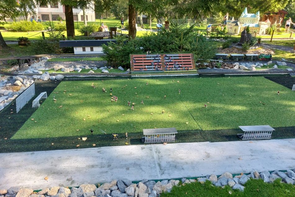 Ilustračný obrázok k článku Boli sme v areáli MINI Slovenska: Do detailov spracovali aj futbalistov so železnicou, FOTO