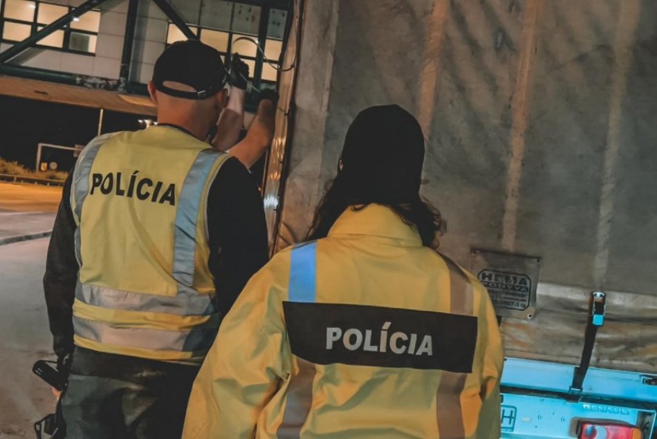 Ilustračný obrázok k článku Agresívny východniar obťažoval najbližších: Hodil po nich predlžovací kábel a vyhrážal sa