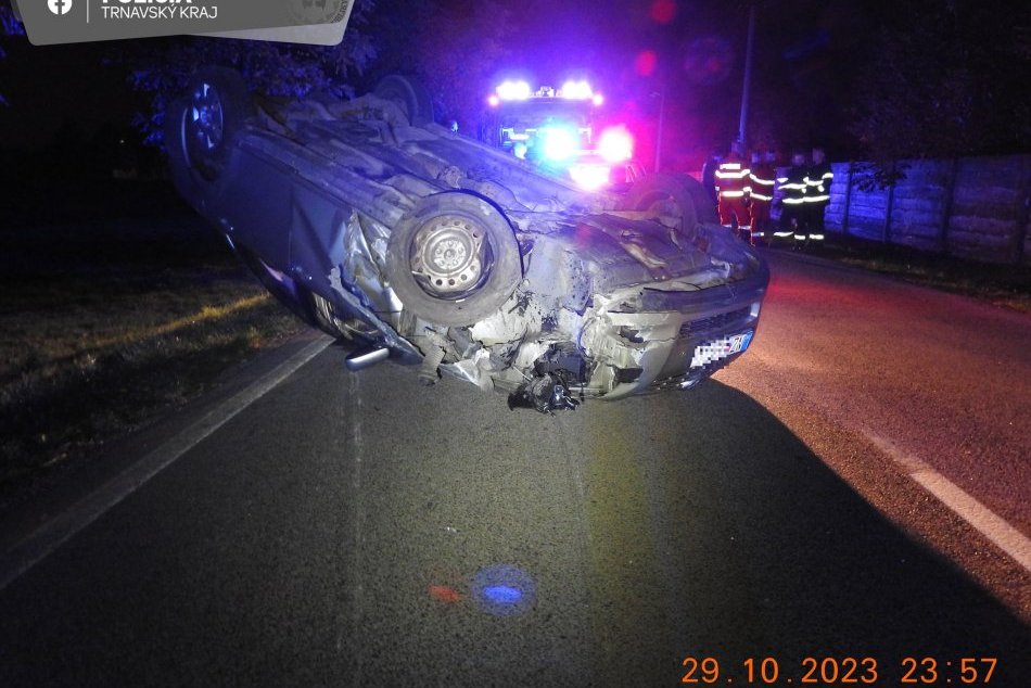 Ilustračný obrázok k článku Opitý vodič nezvládol zákrutu pred Zavarom: Narazil do zvodidiel a skončil na streche