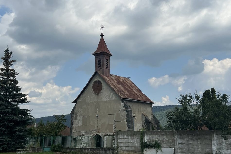 Ilustračný obrázok k článku Teraz je tam futbalové ihrisko: Vo Veľkom Šariši chcú obnoviť a sprístupniť kaplnku