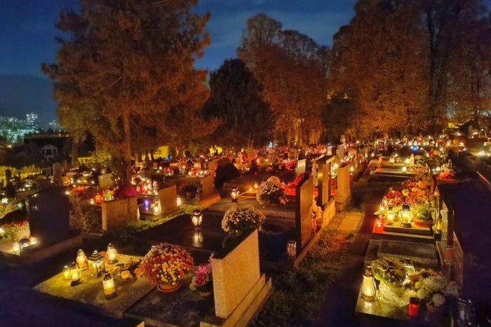 Ilustračný obrázok k článku Dušičky sa blížia: Chcete, aby sviečky horeli dlhšie? TAKTO to môžete docieliť