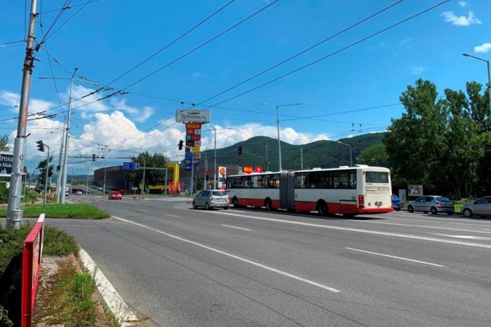 Ilustračný obrázok k článku Bystričania, pripravte sa na KOLÓNY: Na FREKVENTOVANEJ križovatke chcú spevniť vozovku