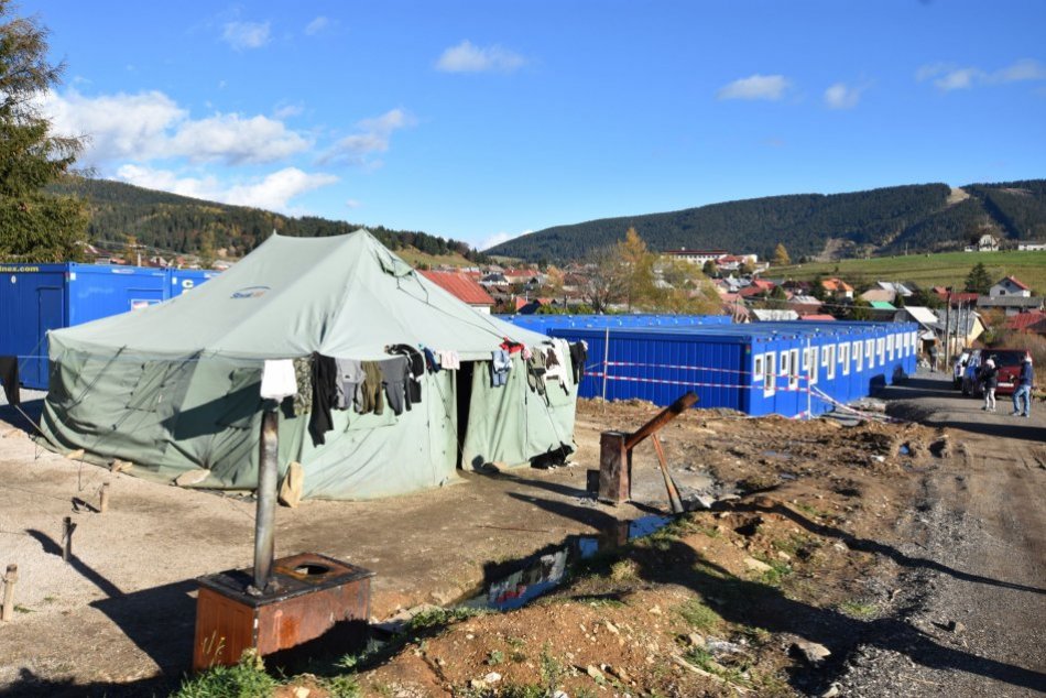 Ilustračný obrázok k článku Ľuďom po POŽIARI v osade postavili UNIMOBUNKY: Prečo sa NEMÔŽU nasťahovať? FOTO