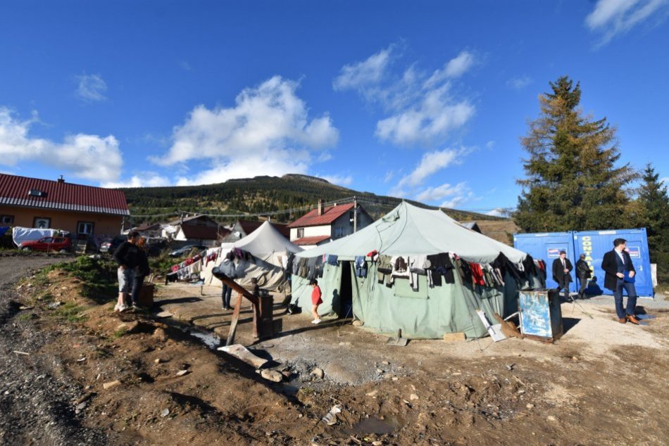 Ilustračný obrázok k článku Osadníci čakajú na ELEKTRINU: Kedy sa dostanú do nových unimobuniek? FOTO