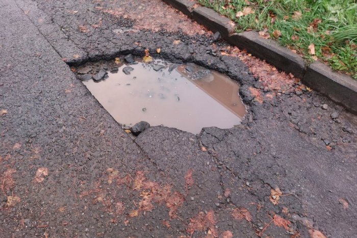 Ilustračný obrázok k článku Prešovčania žartujú: To bude ten olympijský bazén? Na Sídlisku 2 sa tvorí OBROVSKÝ výtlk