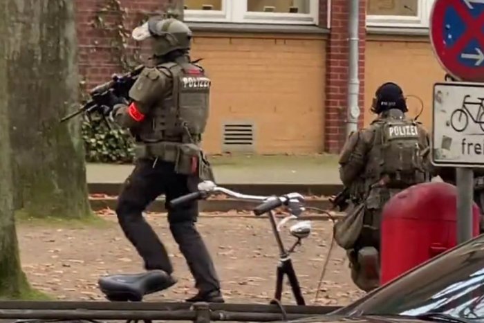 Ilustračný obrázok k článku Ozbrojení žiaci pištoľou ohrozovali učiteľku: Budovu školy obkľúčili policajti!