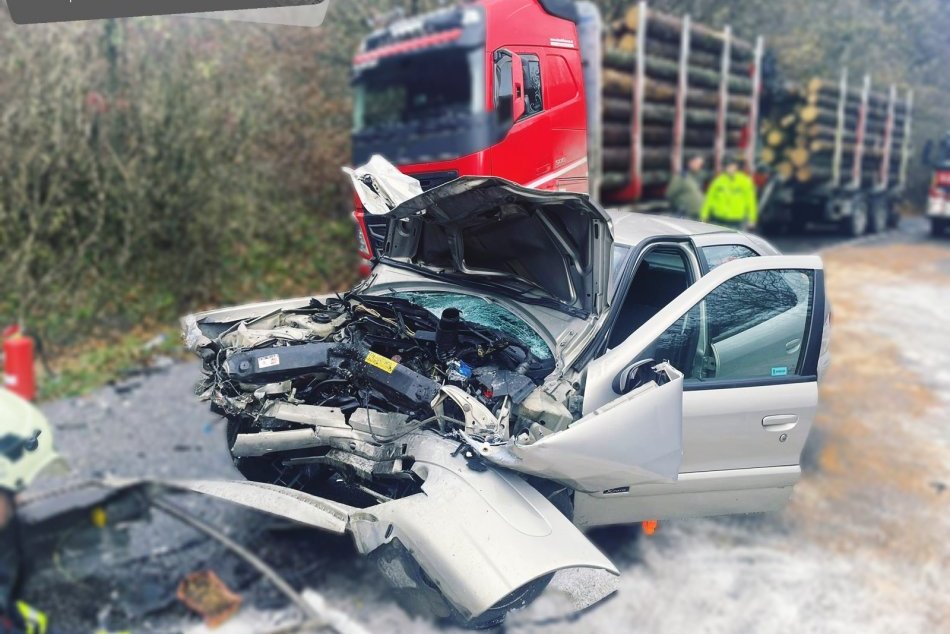 Ilustračný obrázok k článku DESIVÉ zábery z miesta TRAGÉDIE: Vodič sa v protismere zrazil s kamiónom, FOTO