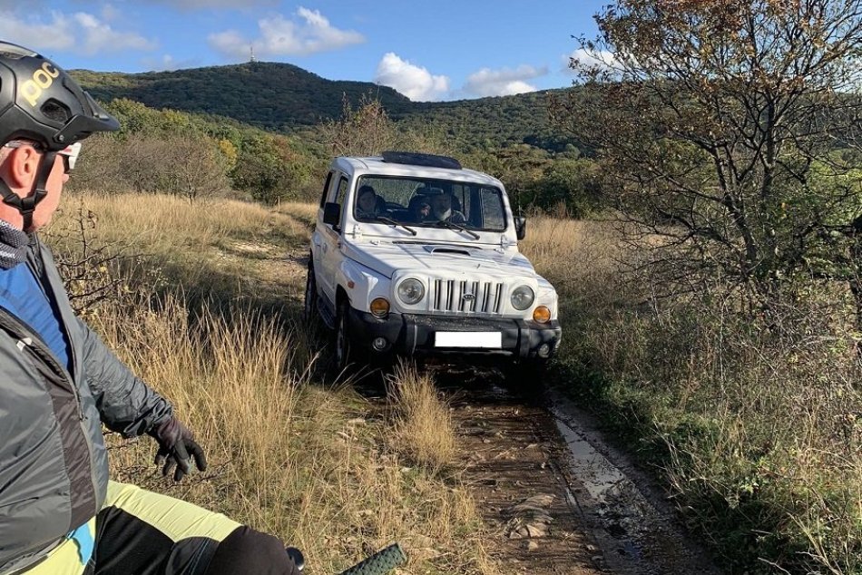 Ilustračný obrázok k článku Rus sa na AUTE premával po Zoborských vrchoch: Vraj len ukazoval dcére prírodu