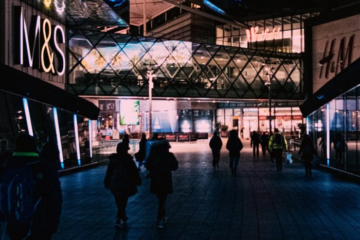 Ilustračný obrázok k článku Reťazec Marks & Spencer žehlí problém: Farby klobúčikov vo vianočnej reklame NAHNEVALI ľudí!