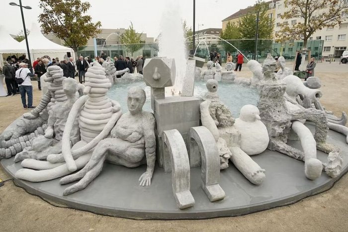 Ilustračný obrázok k článku Je ŠKAREDÁ a stála ŠIALENÉ peniaze! Nová viedenská fontána si vyslúžila ostrú kritiku