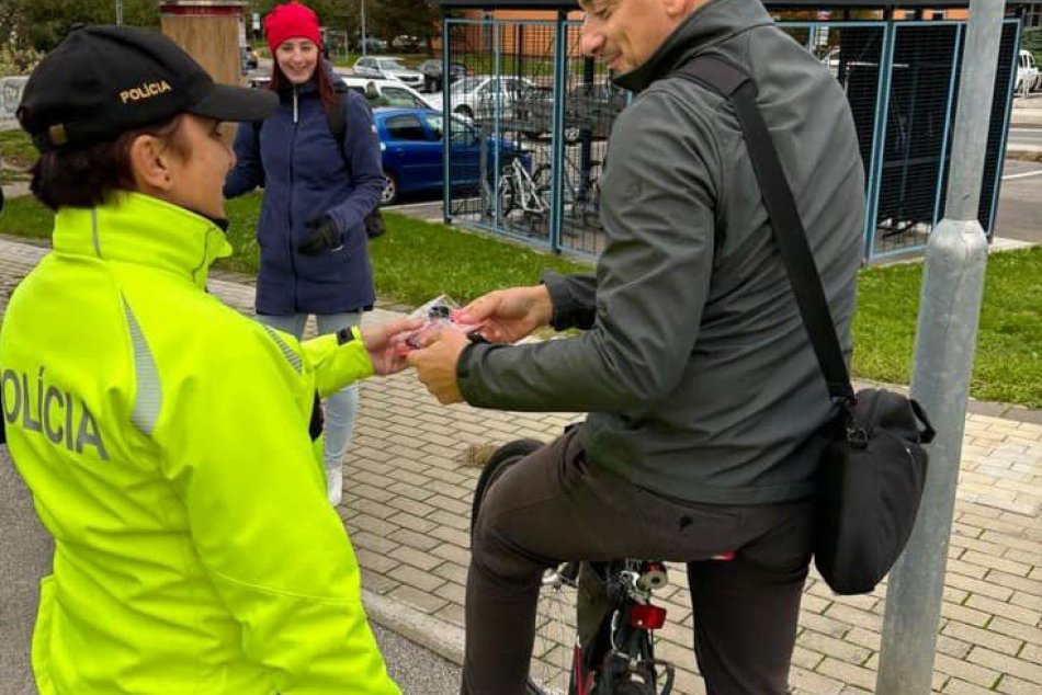 Ilustračný obrázok k článku Policajti sa zamerali na cyklistov a chodcov: Rozdávali im reflexné prvky