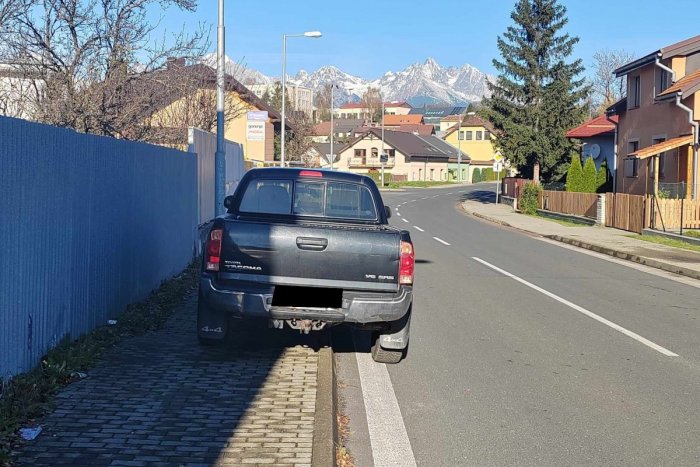 Ilustračný obrázok k článku Človek sa až chytí za hlavu: Vodič v Poprade zaparkoval na chodníku a ešte aj v protismere